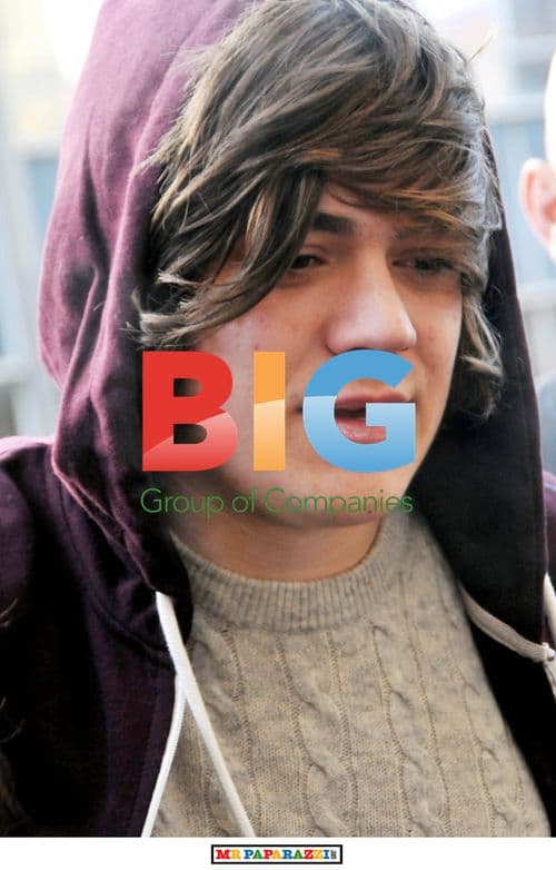 Frankie Cocozza Poses with Fans in Glasgow