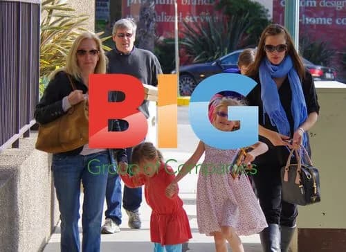 Jennifer Garner with Daughters