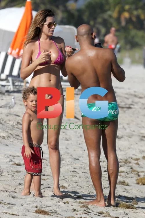 Aida Yespica and family on beach in Miami