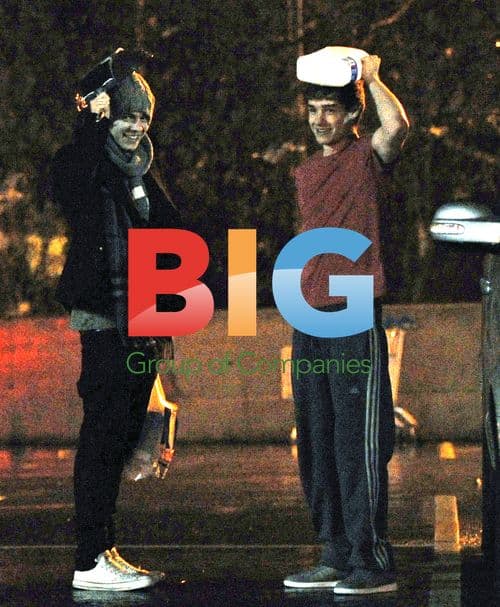 One Direction Members Sign Autographs, Shop for Food