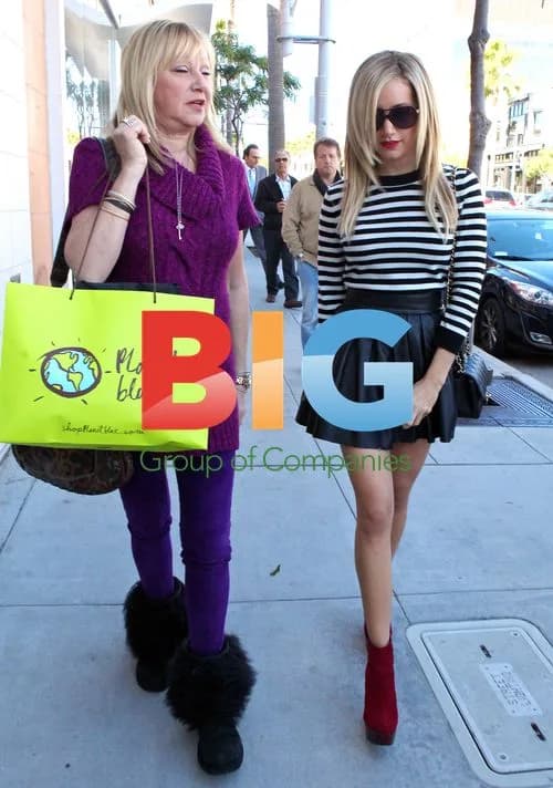 Ashley Tisdale Last Minute Shopping