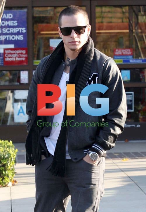 Jennifer Lopez and Caspar Smart visit jewelry store