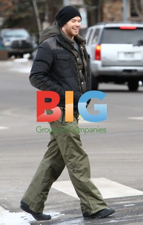 Kellan Lutz Christmas Shopping in Aspen