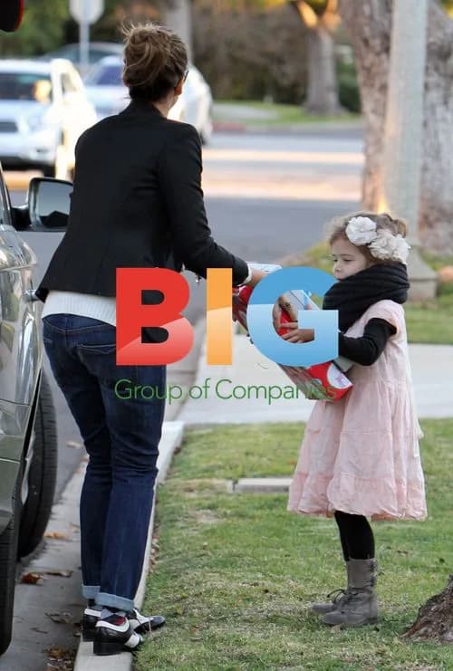 Jessica Alba out with daughters