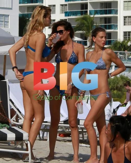 Claudia Galanti and friends at Miami Beach
