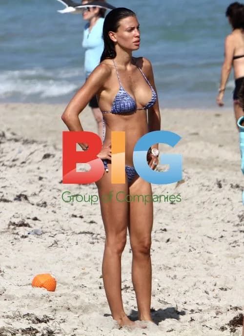 Claudia Galanti and friends at Miami Beach