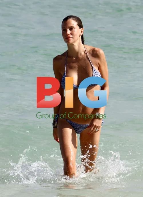 Claudia Galanti and friends at the beach