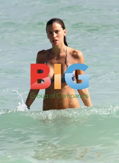 Paraguayan model Claudia Galanti and friends at Miami beach