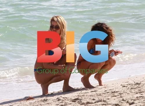Claudia Galanti and friends at Miami Beach