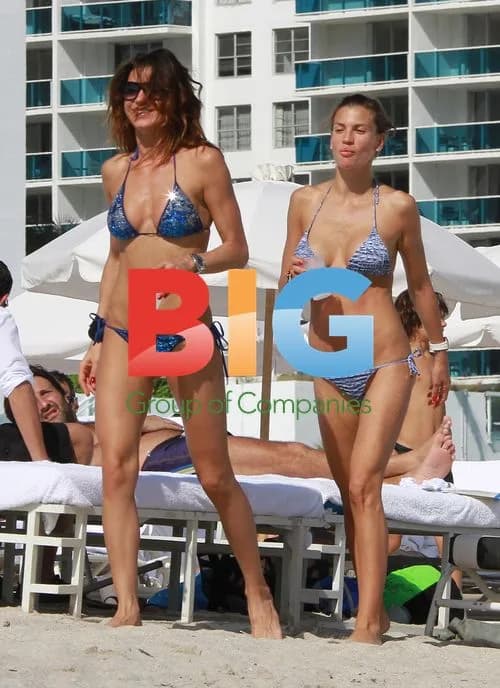 Claudia Galanti and friends at Miami Beach