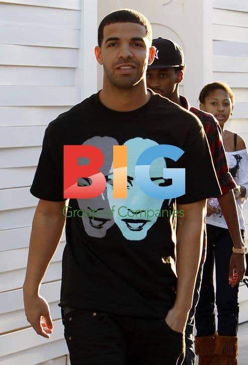 Drake Poses with Fans at LA Eatery