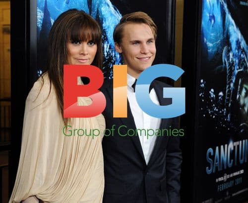 Alice Parkinson and Rhys Wakefield at "Sanctum" Premiere