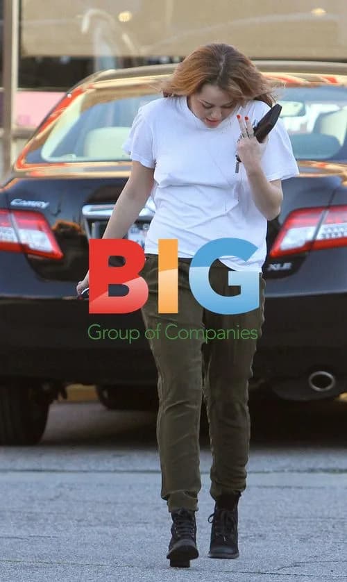 Miley Cyrus Spotted Out Without Bra