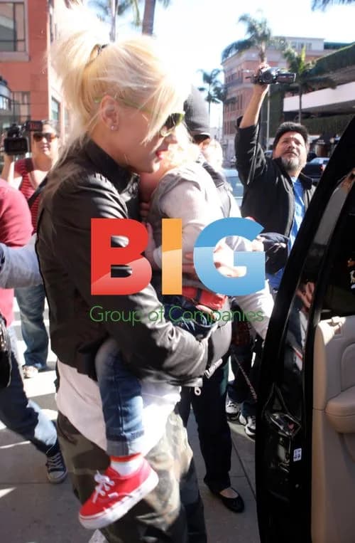 Gwen Stefani Leaves Quest Diagnostics with Zuma