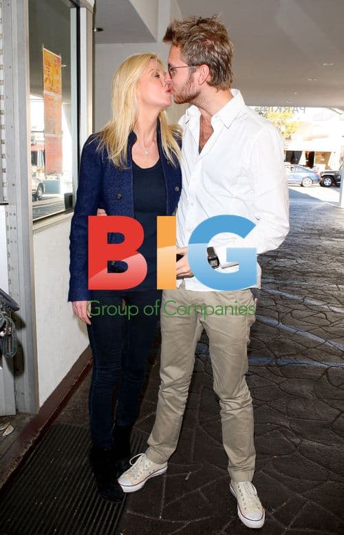 Tara Reid and boyfriend at restaurant