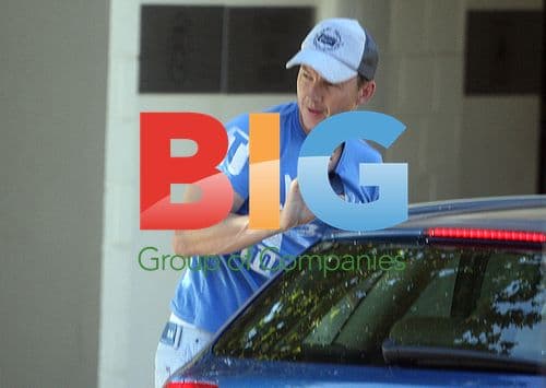Brett Lee outside Australian cricket team hotel