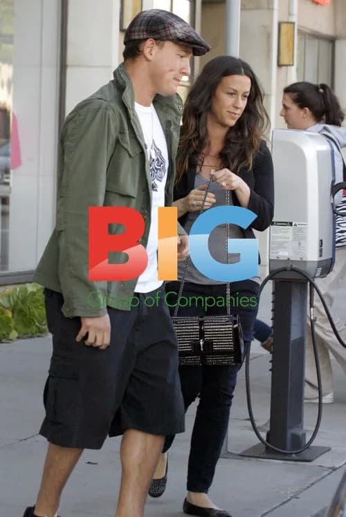 Alanis Morissette and Husband Shopping