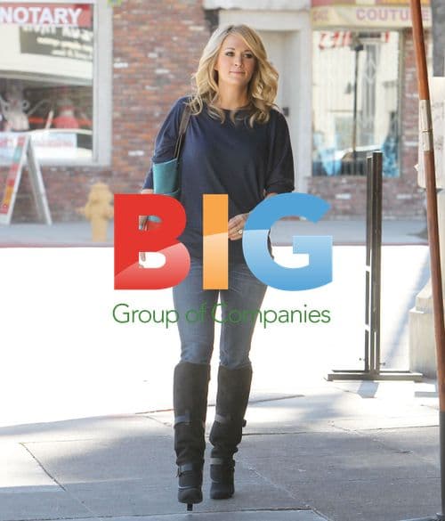 Carrie Underwood Spotted at Kings Road Cafe