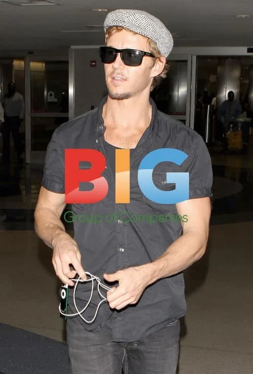 Ryan Kwanten at LAX