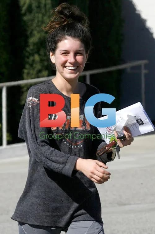 Shenae Grimes goes natural in LA