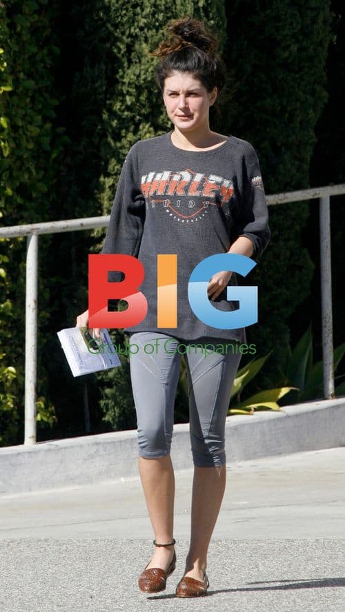 Shenae Grimes goes natural in LA