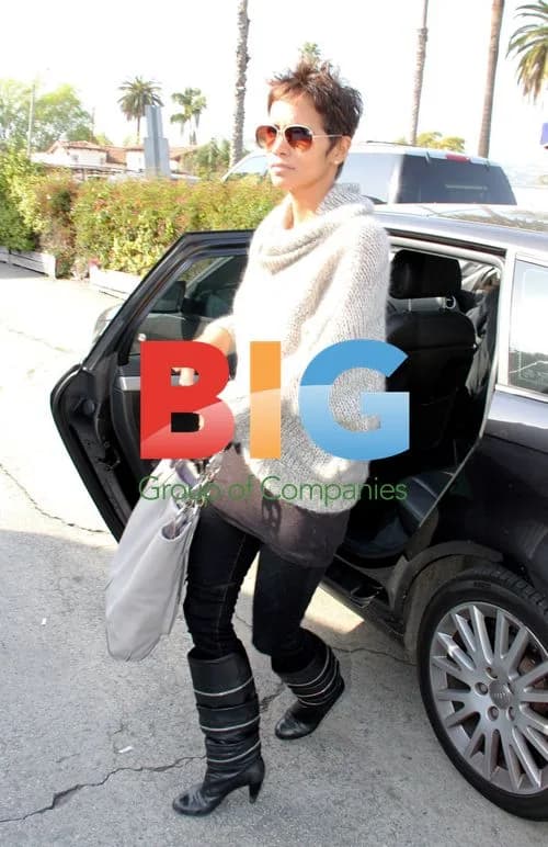 Halle Berry Visits Pene e Vino in Beverly Hills