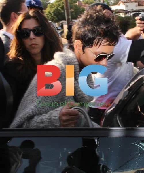 Halle Berry Visits Cafe