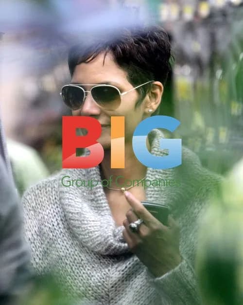 Halle Berry Visits Restaurant