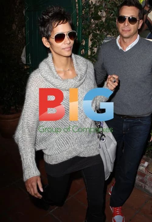 Halle Berry Visits Pene e Vino Restaurant
