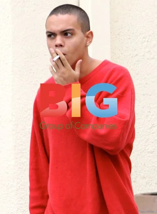 Evan Ross Smoking Lunch at Sunset Plaza