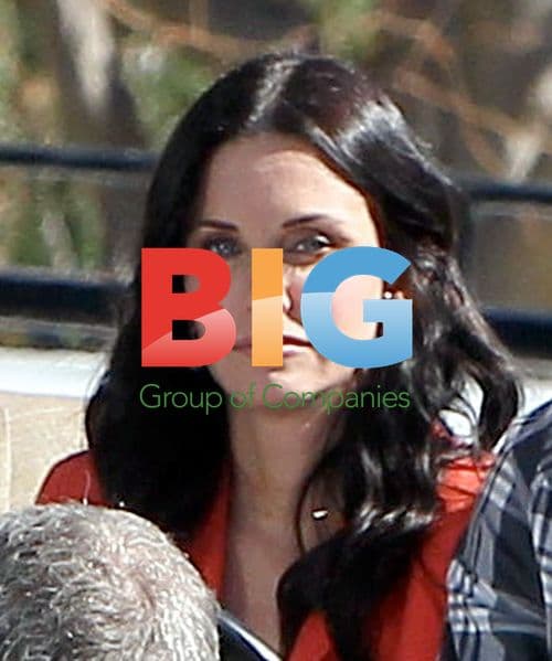 Courteney Cox on Cougar Town set with cane