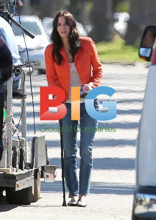 Courteney Cox with cane on break from 'Cougar Town'