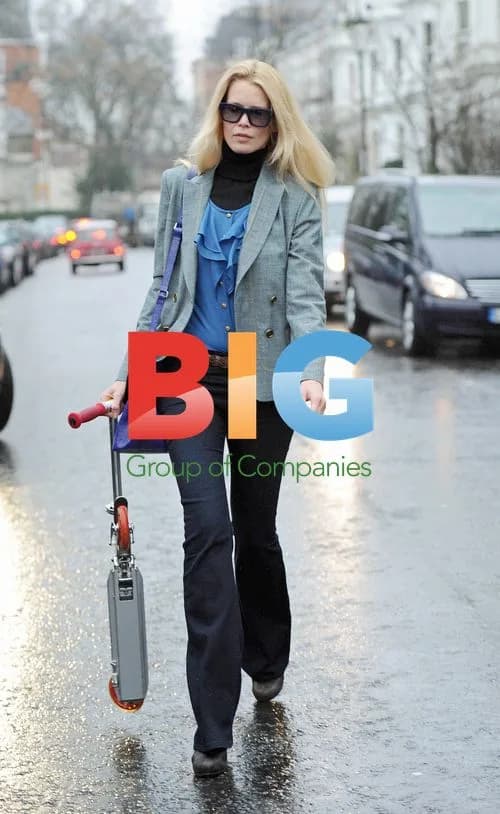 Elle Macpherson and Claudia Schiffer Leave Kids' School