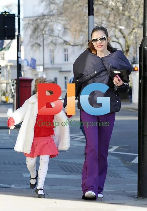 Elen Rivas and Daughter Visit Hairdresser and Restaurant