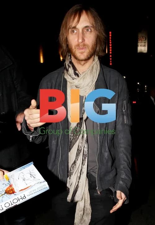 David Guetta signing autographs