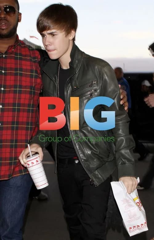 Justin Bieber Stops at In-N-Out Burger Before LAX