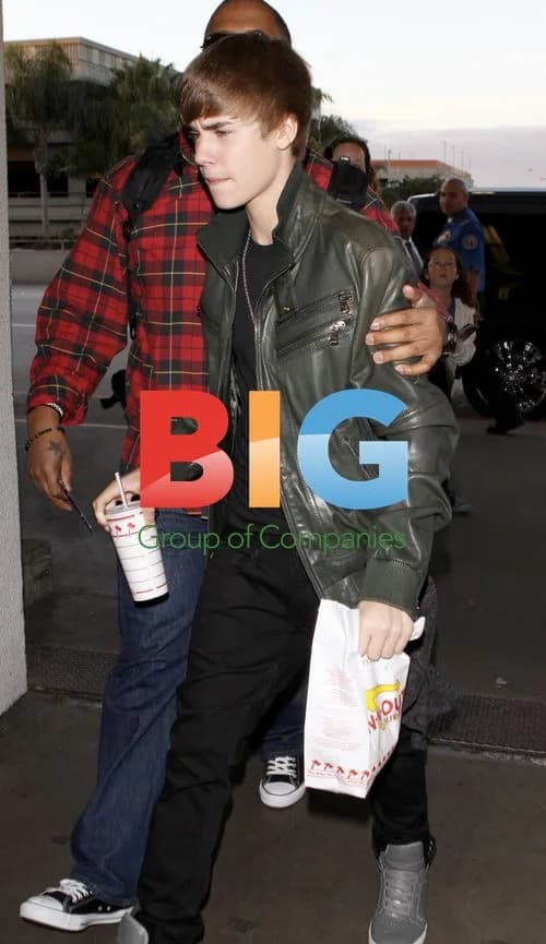Justin Bieber Stops at In-N-Out Before LAX