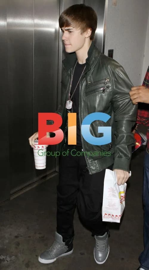 Justin Bieber at In-N-Out Burger Before LAX