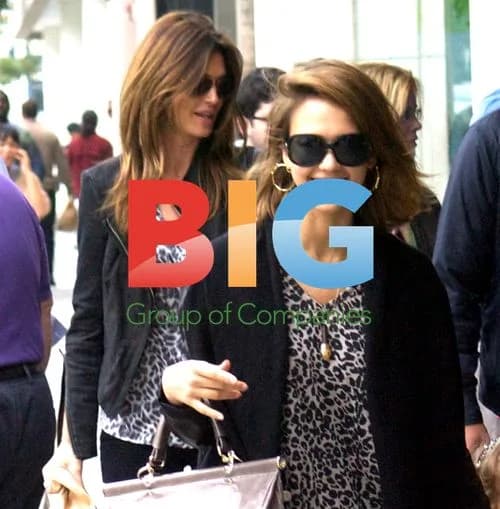Selena Gomez Leaves Lunch