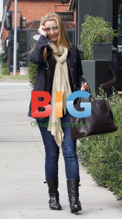 Lisa Kudrow leaves Brentwood cafe