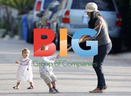 Vida and Levi McConaughey play in the street