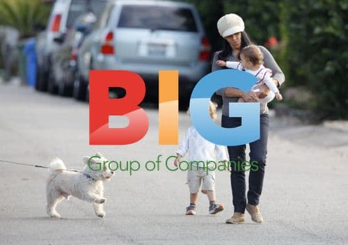 Vida and Levi McConaughey playing in street