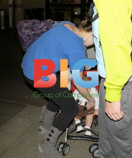 Kailyn Lowry at LAX with baby and boyfriend
