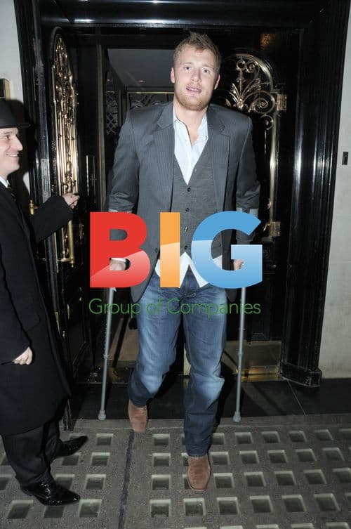 Freddie Flintoff Leaves Restaurant on Crutches