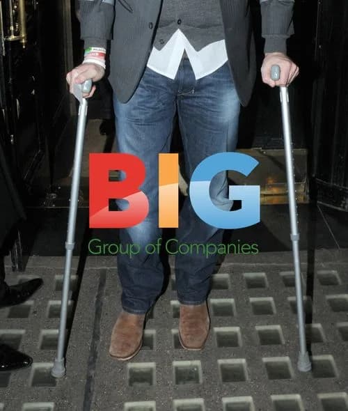 Freddie Flintoff Leaves Restaurant on Crutches