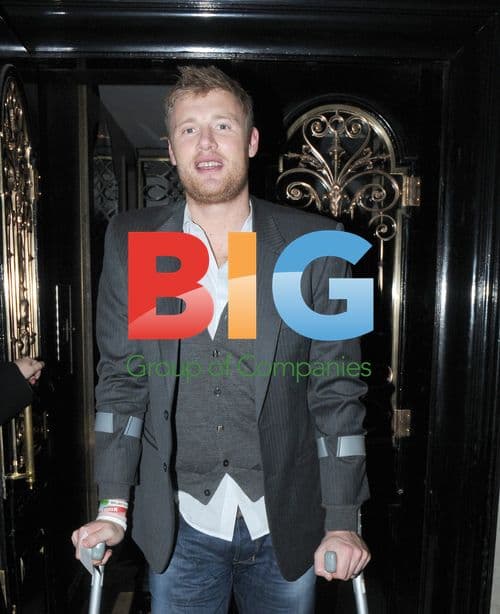 Freddie Flintoff Leaves Restaurant on Crutches