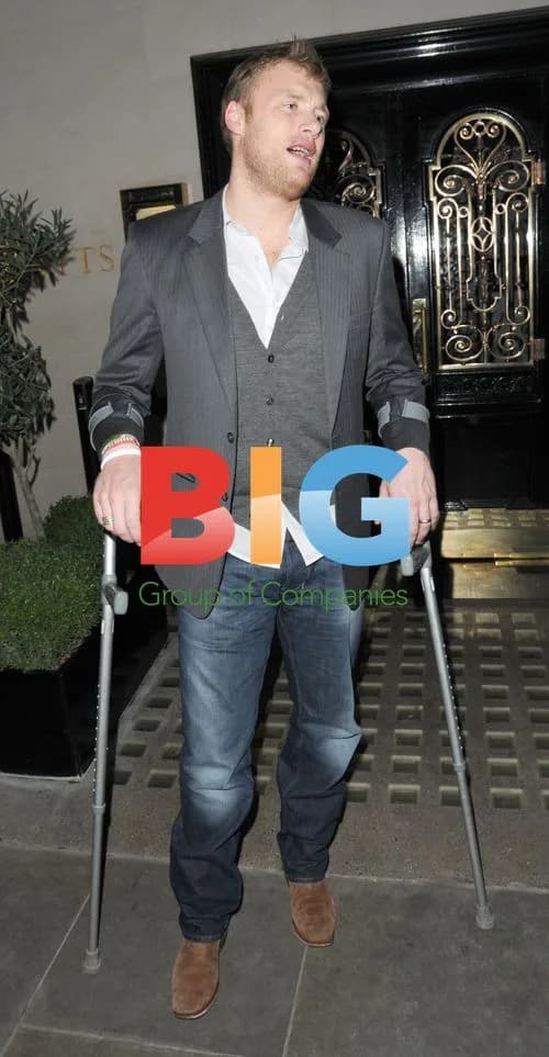 Freddie Flintoff Leaves Restaurant on Crutches