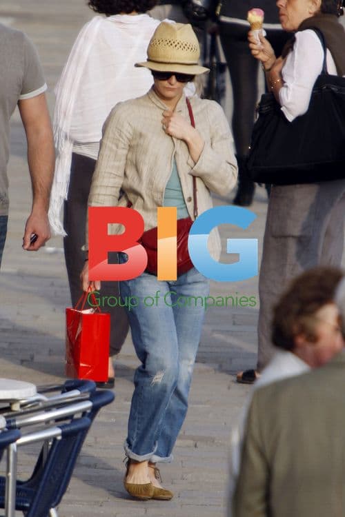 Vanessa Paradise Shops in Venice with Bodyguard