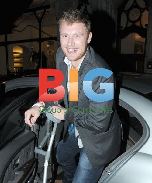 Freddie Flintoff Leaves Restaurant on Crutches