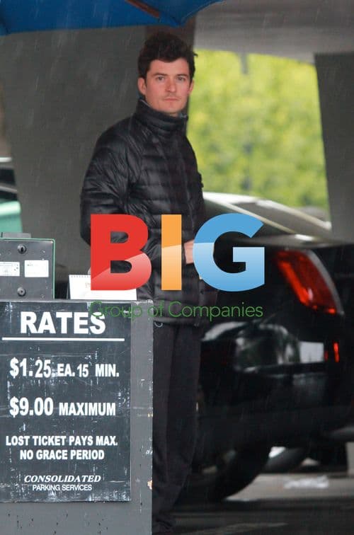 Orlando Bloom Collects Car in Beverly Hills